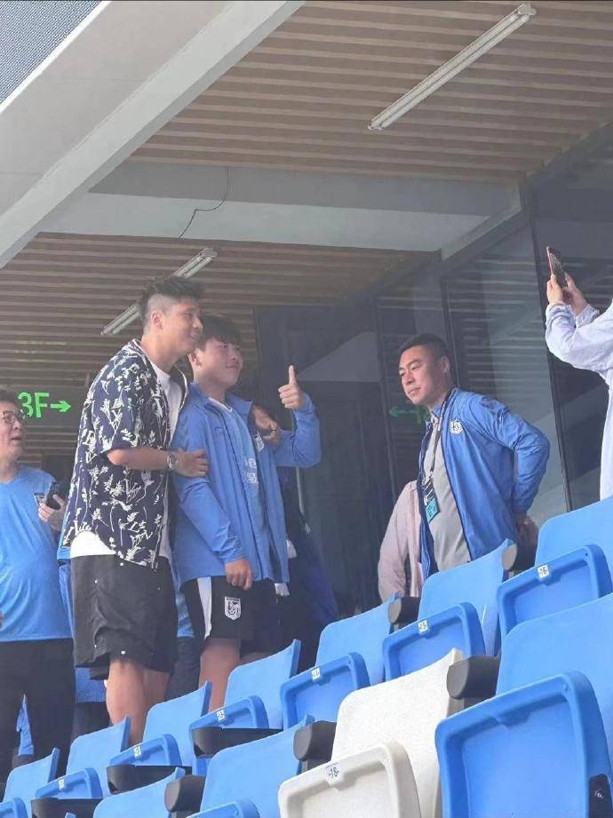 包含大连人备战足球赛,备战国际比赛,掌声雷动的词条 包含大连人备战足球赛,备战国际比赛,掌声雷动的词条