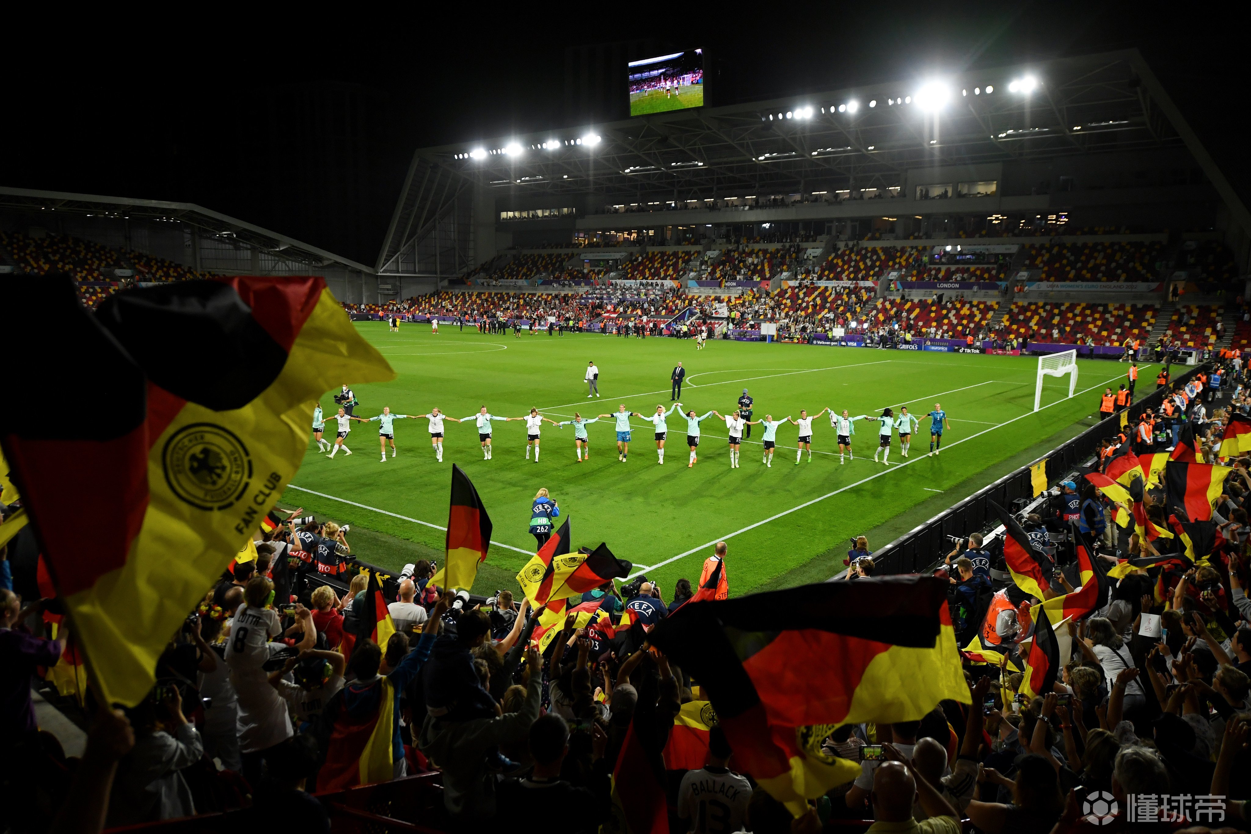 中国逆转奥地利，阿尔瓦雷斯扛起全队